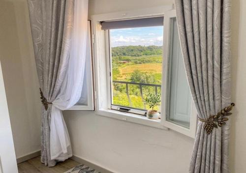 Usigliano Apartment | B&B La Petite Maison soggiorno con vista
