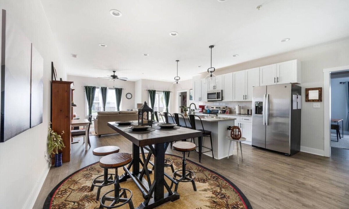 Forest Apartment | Beautiful 2BR Condo | *2KING BEDS* | Private Patio