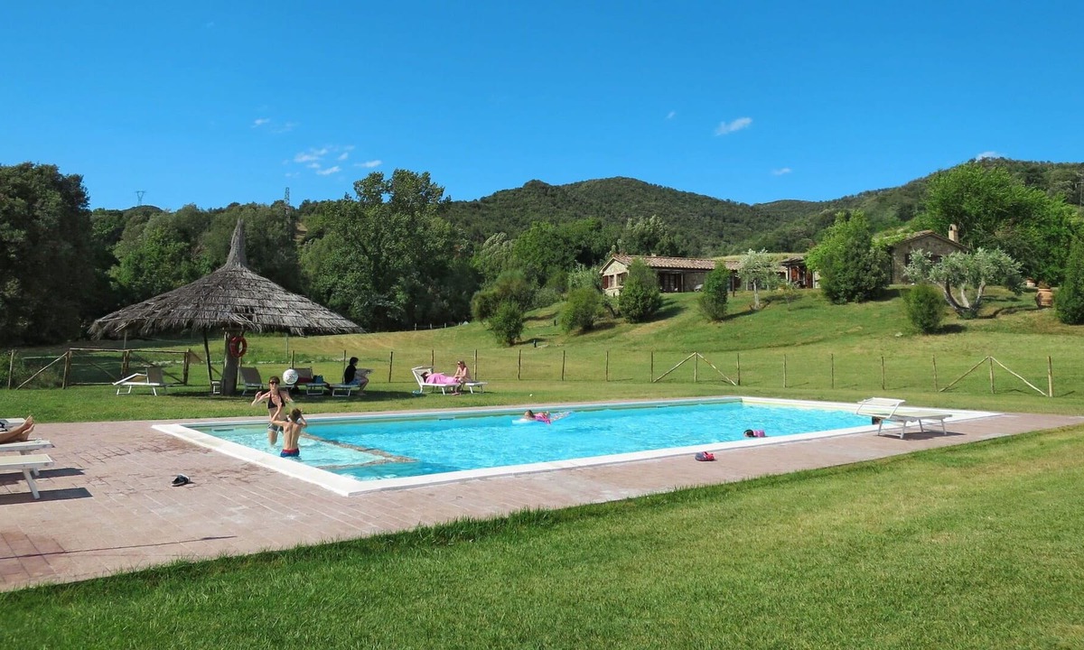 Pomarance Apartment | Beautiful apartment for 4 guests with WIFI, pool, TV, patio, pets allowed and parking