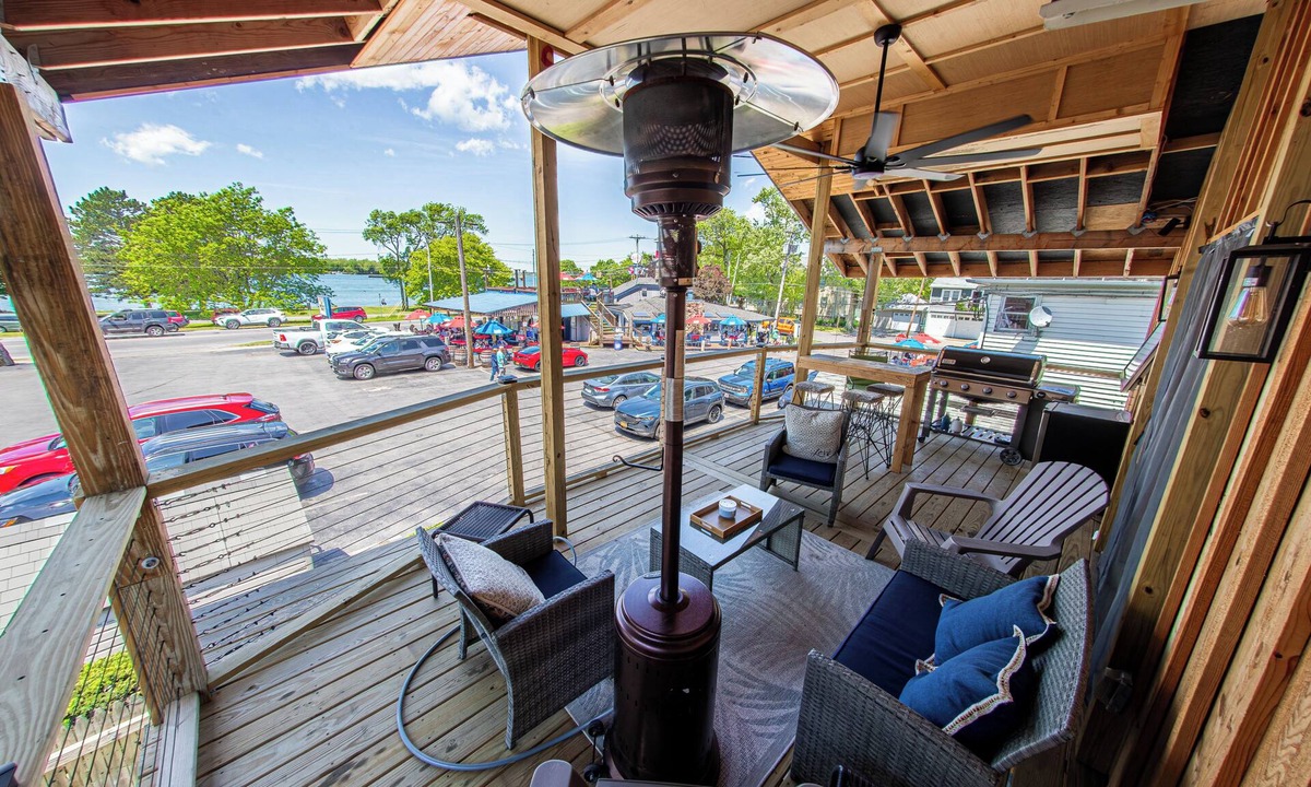 Tonawanda House | Charming 2bedroom house in adorable Tonawanda w/balcony overlooking the river.