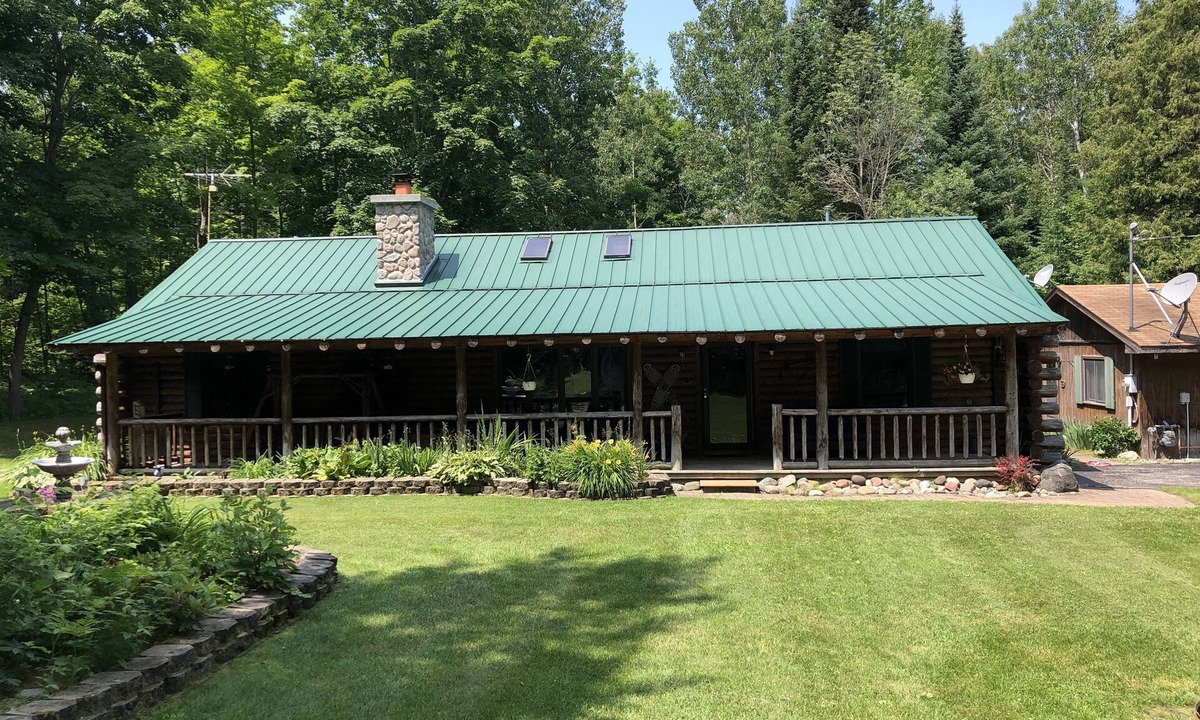 Cheboygan House | Charming and Secluded Log Cabin Near Mackinaw City and Mackinac Island!