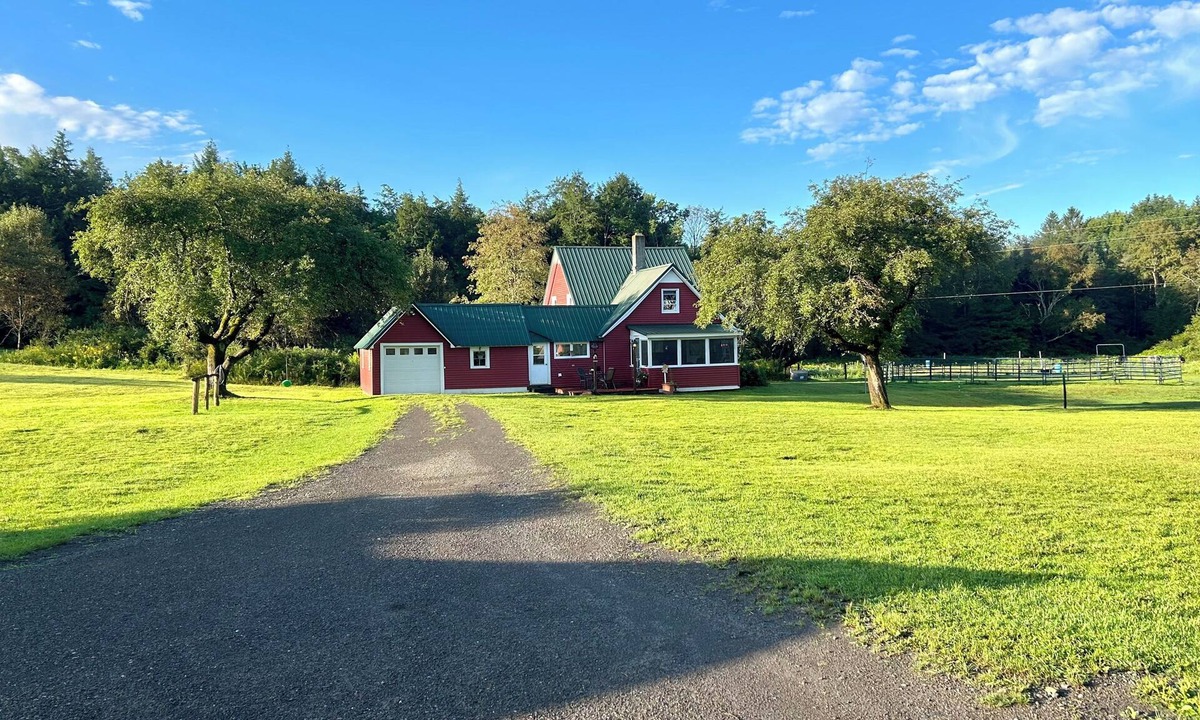 Oxford House | Charming Historic 4 Bdrm Farmhouse AC secluded, centrally located, fishing pond