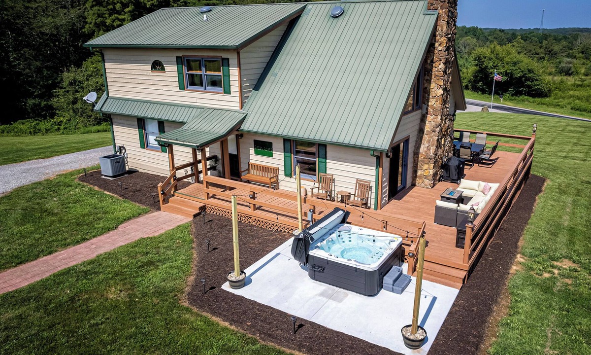 Wolf Creek House | Country Chateau w/Hot Tub Near Wine Trail