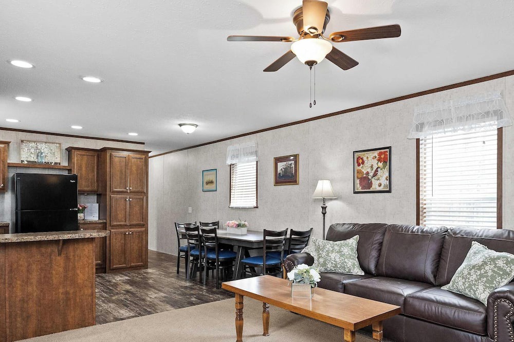Kendall House | Cozy Sports & Rec Hiking Trail & Hot Tub Retreat
