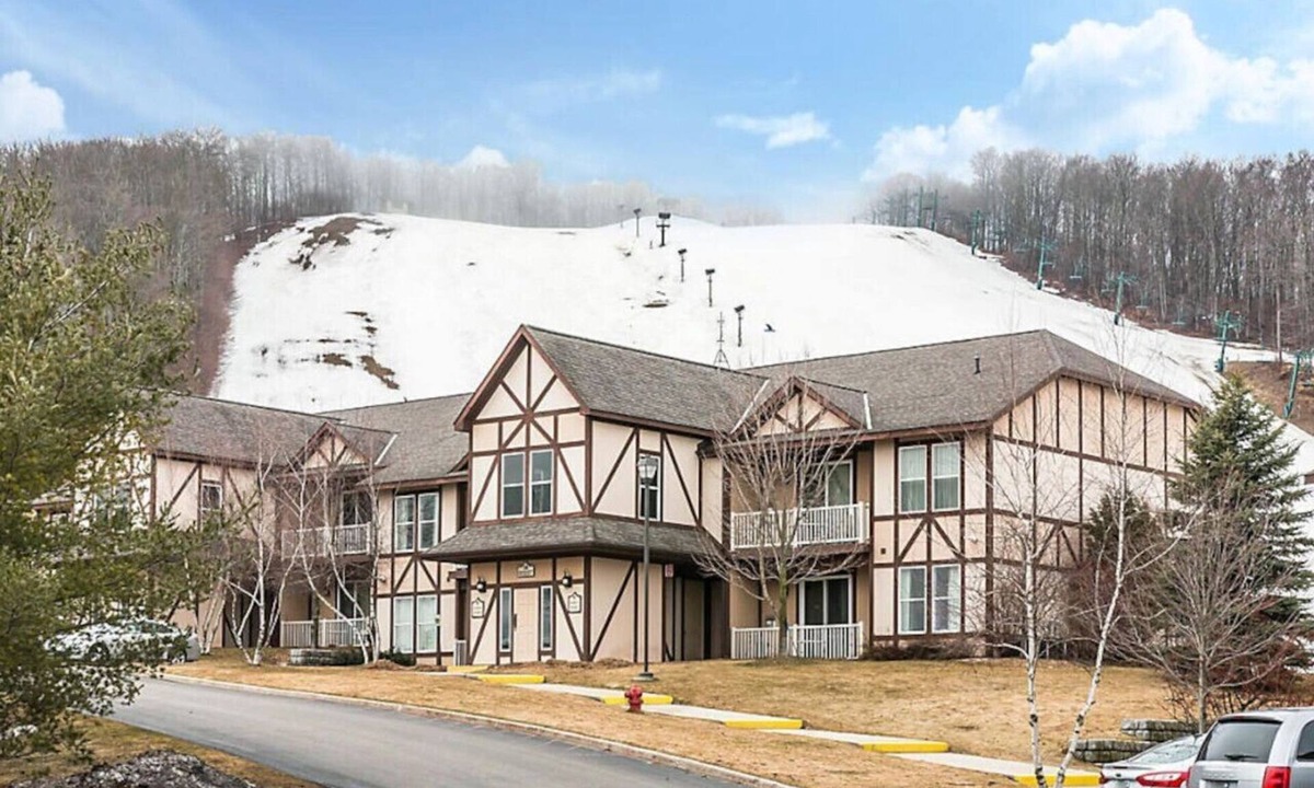 Boyne Falls Condo | Enjoy the family for ski adventures in 2BD condo with resort amenities