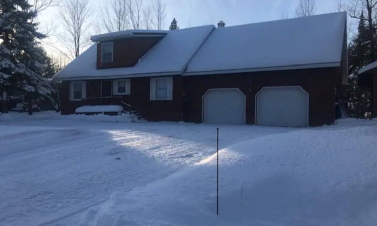White Pine House | Full House on secluded road, 4 bed 2 bath, fully furnished basement w/bar + beds