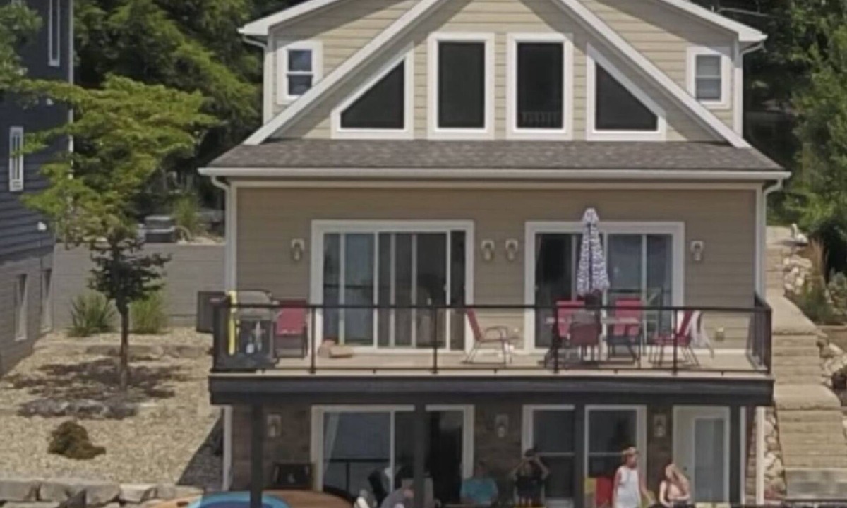 Sister Lakes House | Gorgeous New Home - 4,500sq -ft7 Bed Rm-5Bath 2 Fireplace -3 65” TV’s large Bar