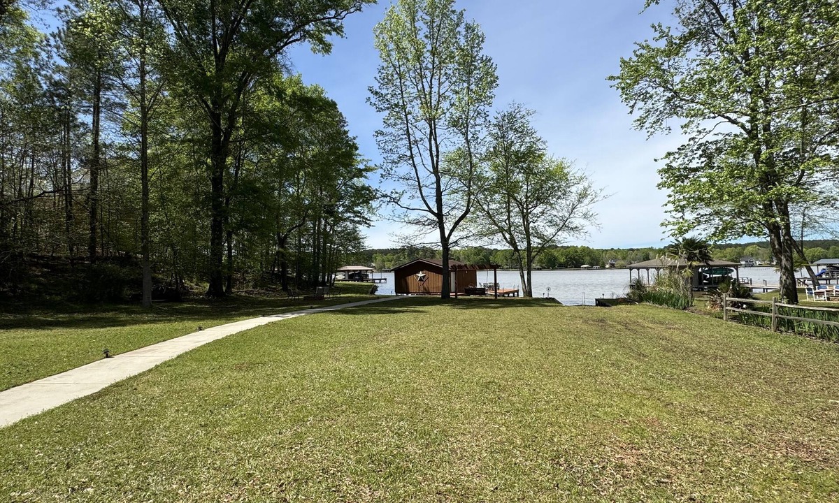 Eatonton House | Lake House beautiful views fishing dock Private boat ramp 7 beds sleeps 11