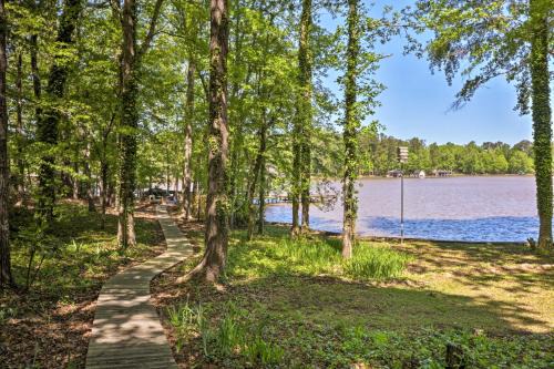Milledgeville House | Lakefront Milledgeville Cabin: Private Dock, Porch