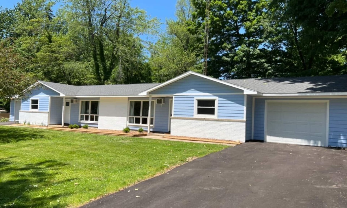 Paw Paw Lake House | Lakeview East and West Lake Paw Paw Sleeps 16