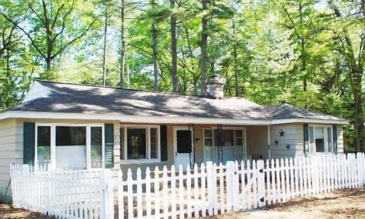 Alden House | Lazy Days | Walk to Torch Lake | Pet Friendly