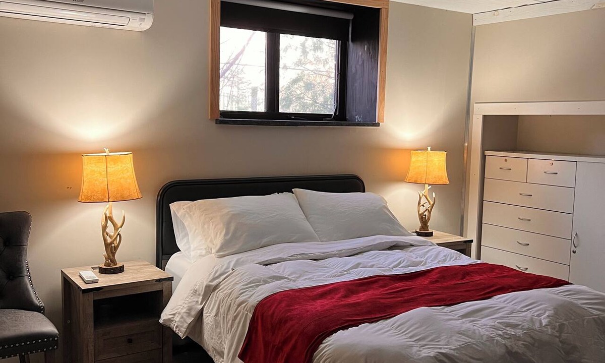 Brush Park Apartment | Private 1BR Apt, Two blocks from all arenas. Event parking included