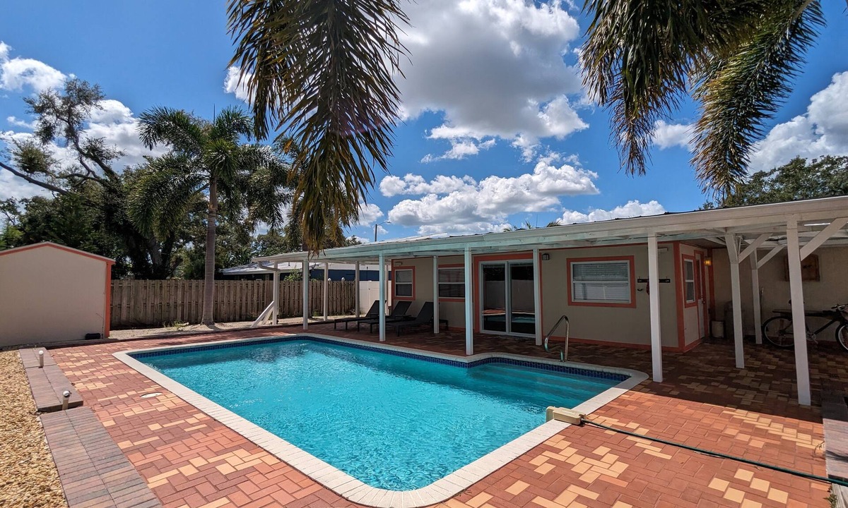 South Gate Ridge House | Private Heated Pool 2BD/1BA Just 6 Miles to Siesta