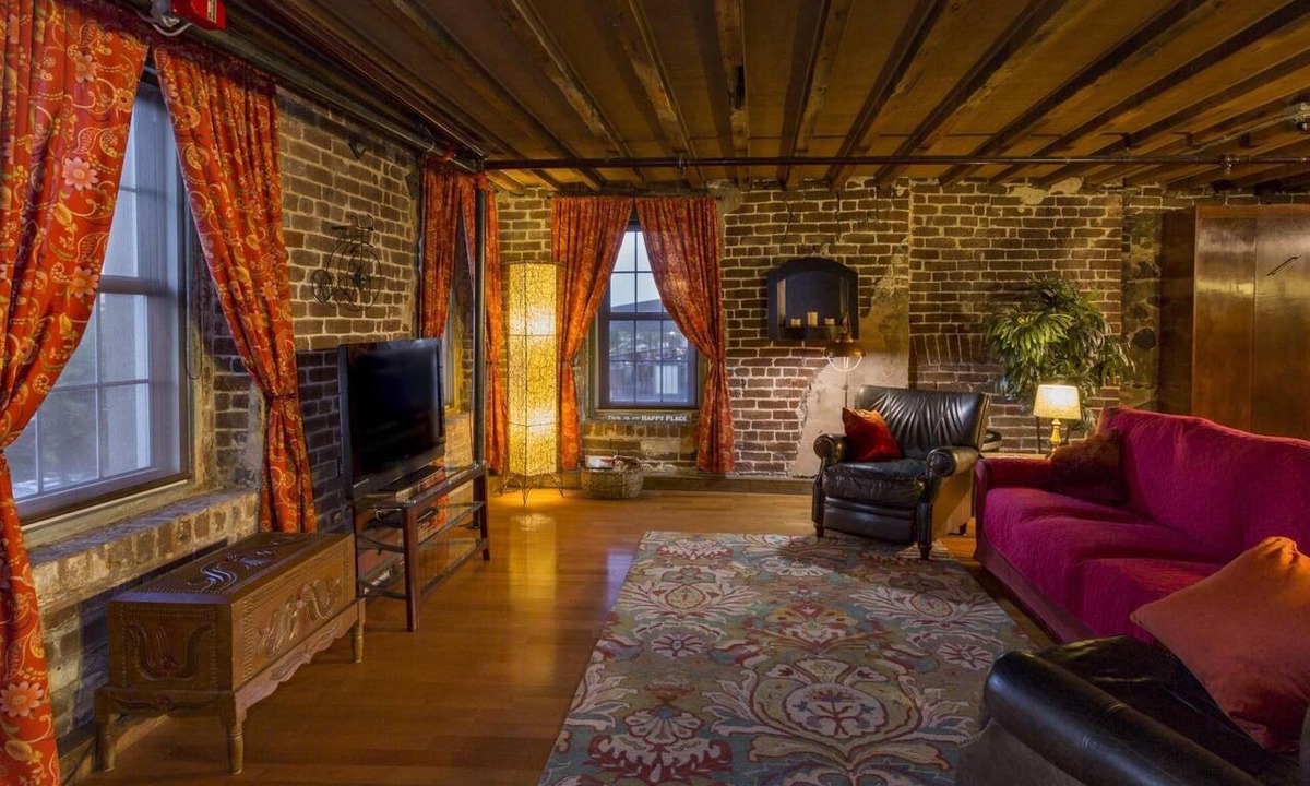 Historic District - North Condo | Rare River Street w/Balcony, Historic, Luxury, Affordable, 2/2, Loft STVR00088