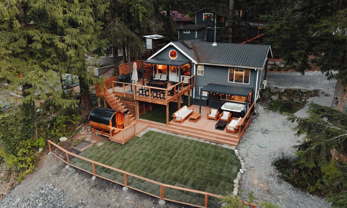 Gold Bar Cabin | SkyRiverPeaks Cabin, Riverfront,Views, Hot tub, Sauna,AC,Pets