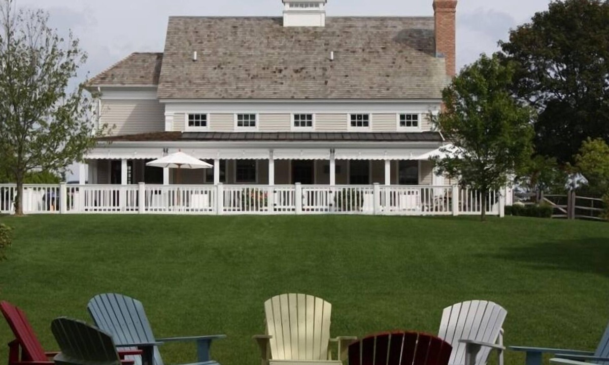 Tuckahoe House | Southampton House Perfect for Families and Entertaining