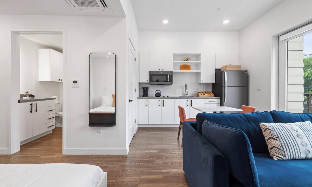 East Cesar Chavez Apartment | Studio - Queen & Sofa Bed|Downtown Austin|Balcony