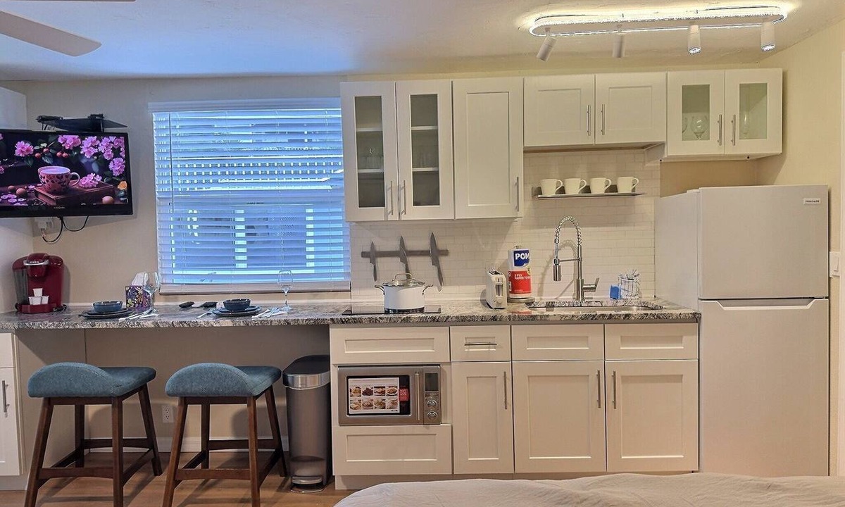 Siesta Key Apartment | Studio Retreat Across the Street from Beautiful Siesta Key Beach