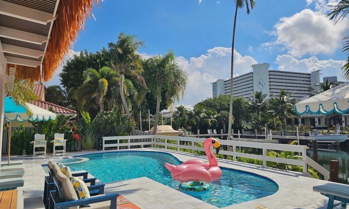 Harbour Inlet House | The Bird 2 blocks to beach-Heated Pool-Hot Tub