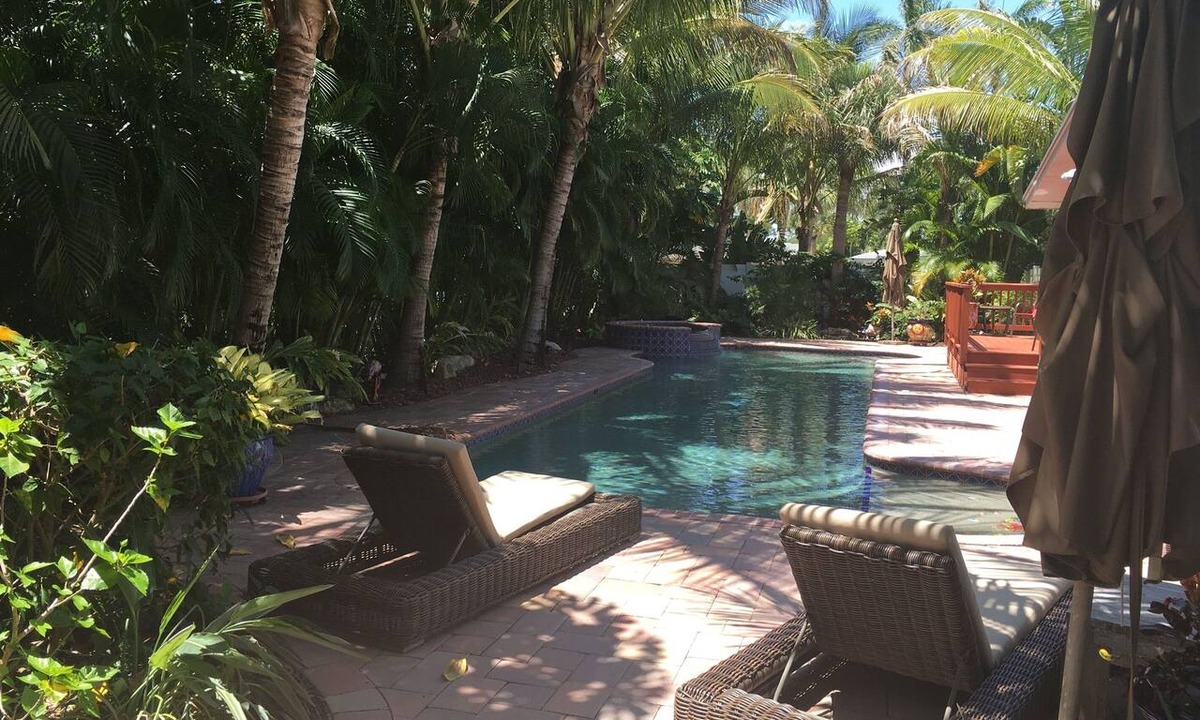 Siesta Key Apartment | Walk To Siesta Village And Beach/Private Heated Pool & Hot Tub