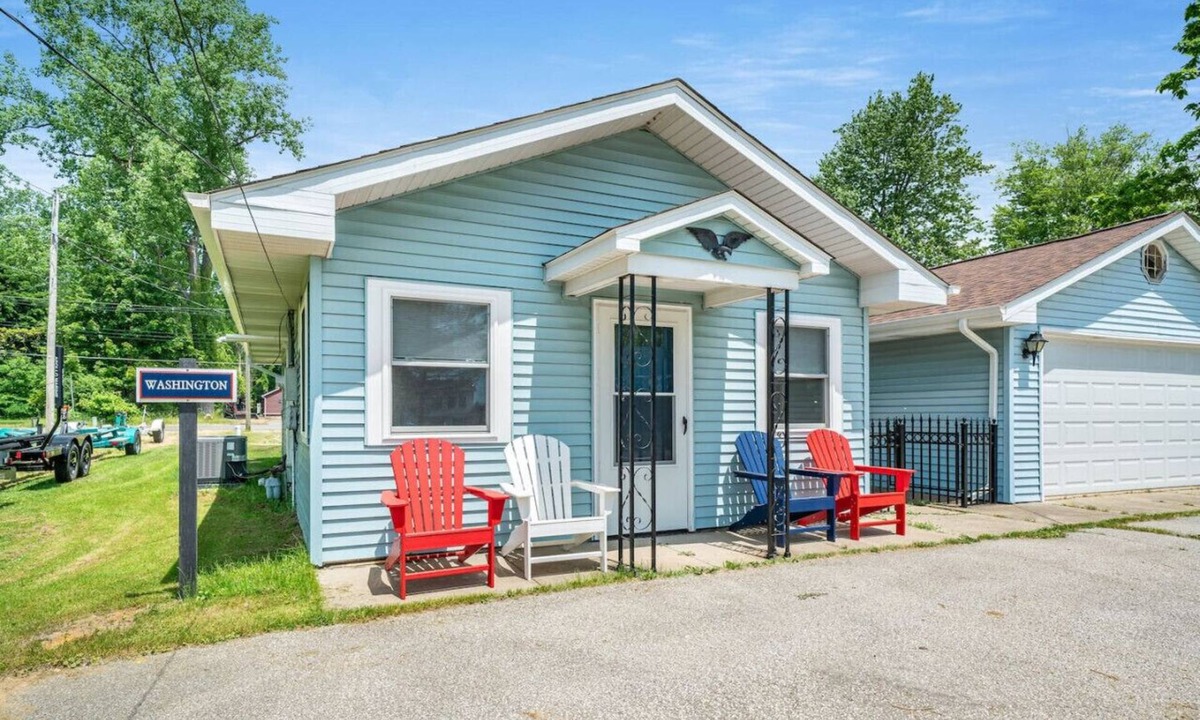 Paw Paw Lake Cabin | Washington Cottage by Paw Paw Lake