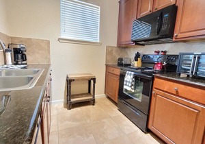 Ground floor condo, no carpet, community pools, fitness room, 9 miles to Disney World