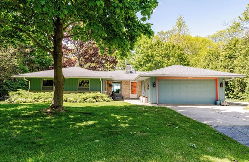 Riverside House | All The Waters Retro Home on Lake Michigan- PRIVATE BEACH-Large, shaded backyard