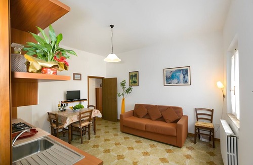 Castellina Marittima Apartment | Apartment 'Agriturismo Case Nuove - Geranio' with Shared Pool, Wi-Fi and Air Conditioning