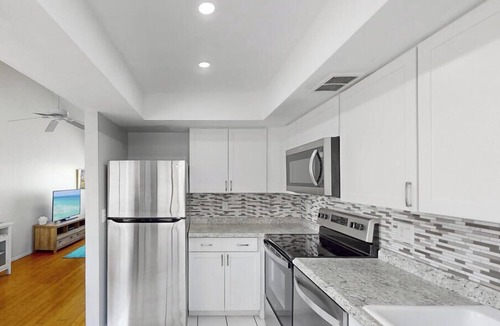 Siesta Key Village Ski Chalet | Beach Rd, 300ft to Beach Access & 500ft to Siesta Key Village, 2bdr & Studio