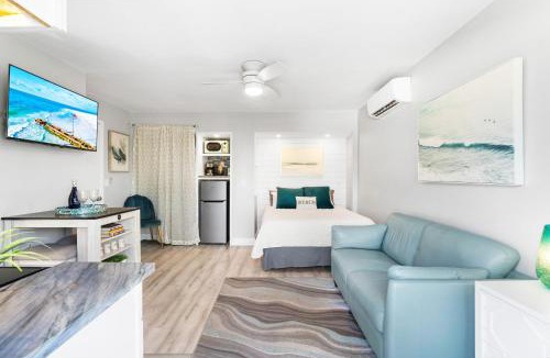 Siesta Key Village Ski Chalet | Beach Rd, 300ft to Beach Access & 500ft to Siesta Key Village, Studio