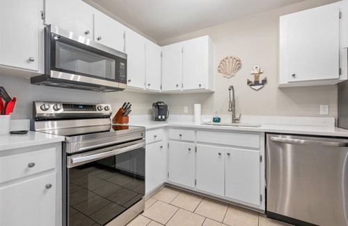 Saint Simons Heights Condo | Beach Square – optional BIKES – Walk 2 Redfern Village, shops, and restaurants!.