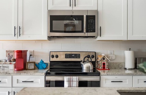 Forest Apartment | Beautiful 2BR Condo | *2KING BEDS* | Private Patio
