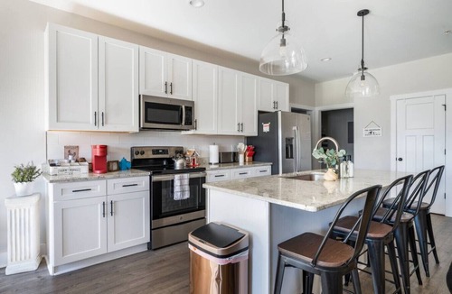 Forest Apartment | Beautiful 2BR Condo | *2KING BEDS* | Private Patio
