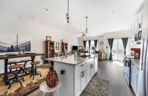 Forest Apartment | Beautiful 2BR Condo | *2KING BEDS* | Private Patio