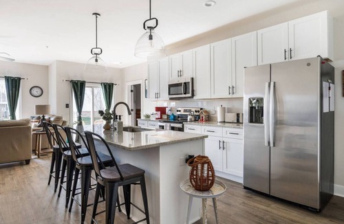 Forest Apartment | Beautiful 2BR Condo | *2KING BEDS* | Private Patio