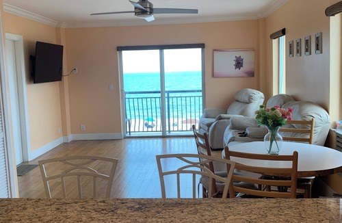 Hollywood Condo | Beautiful and Private Oceanfront Condo