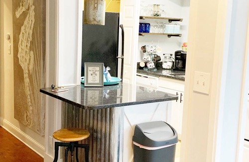 Saint Simons Heights Condo | Best Location 1 bed 1 bath gated upscale condo with pool Sleeps 3 Fast free wifi