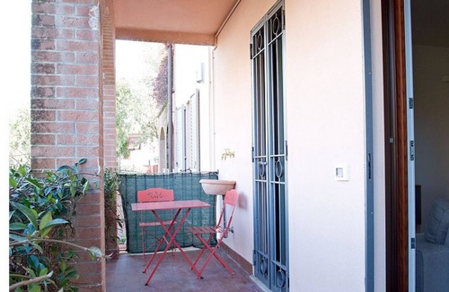 Pisa Apartment | Casa Frentana is a bright retreat nestled between nature and the city, featuring a private garden and parking.Just a few minutes from the Leaning Tower of Pisa, it can accommodate two people and is perfect for slow tourism between city and nature, hospit