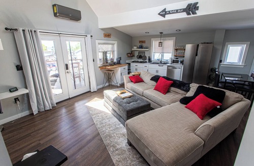 Tonawanda House | Charming 2bedroom house in adorable Tonawanda w/balcony overlooking the river.