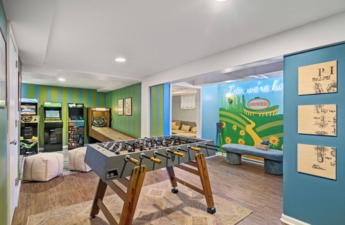 Overland Park House | Charming 4-bedroom house. 16 guest, hot tub, sauna, fire pit, arcade, game room