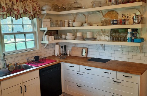 Lexington Cottage | Charming Farm Cottage view Horses + City Access - Near Bourbon Trail Keeneland