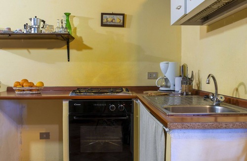 Capraccia Villa | Cosy apartment in villa for 6 people with WIFI, pool, TV, patio and pets allowed