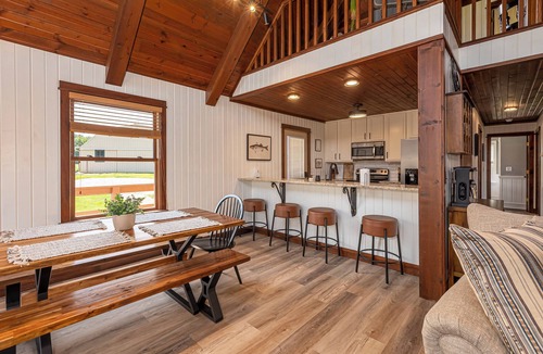 Wolf Creek House | Country Chateau w/Hot Tub Near Wine Trail