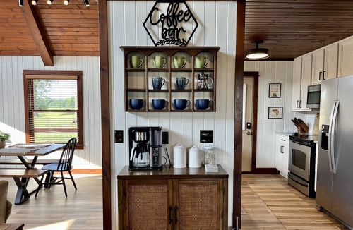 Wolf Creek House | Country Chateau w/Hot Tub Near Wine Trail
