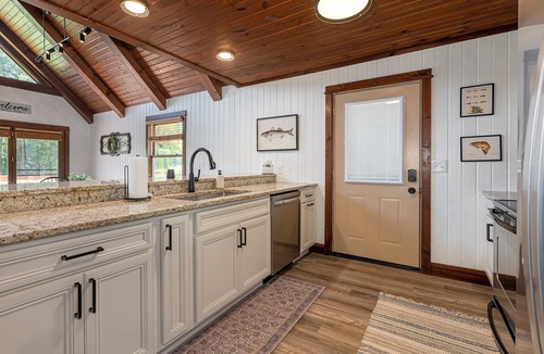 Wolf Creek House | Country Chateau w/Hot Tub Near Wine Trail