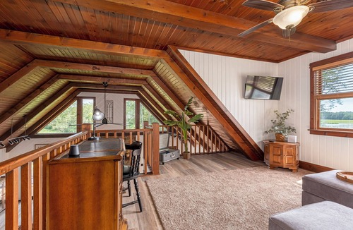 Wolf Creek House | Country Chateau w/Hot Tub Near Wine Trail