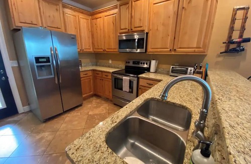 Eatonton House | Cozy 3-bedroom Lake house with fiber Wifi, Boathouse & Dock on Lake Sinclair