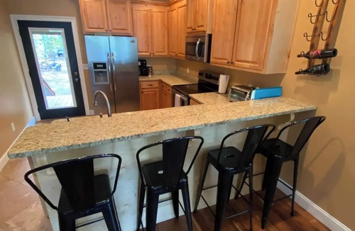 Eatonton House | Cozy 3-bedroom Lake house with fiber Wifi, Boathouse & Dock on Lake Sinclair
