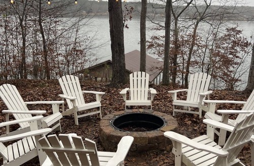 Eatonton House | Cozy 3-bedroom Lake house with fiber Wifi, Boathouse & Dock on Lake Sinclair