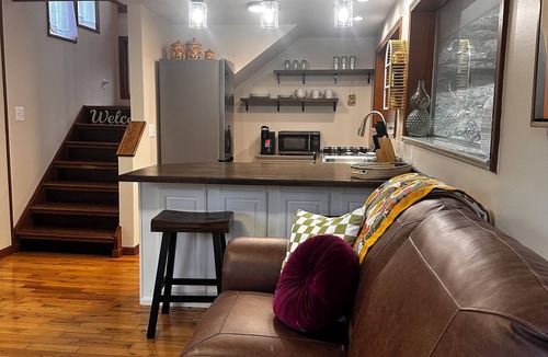 Makanda Cabin | Cozy Bluff Retreat by Giant City & Makanda Boardwalk. 9 miles to SIU.